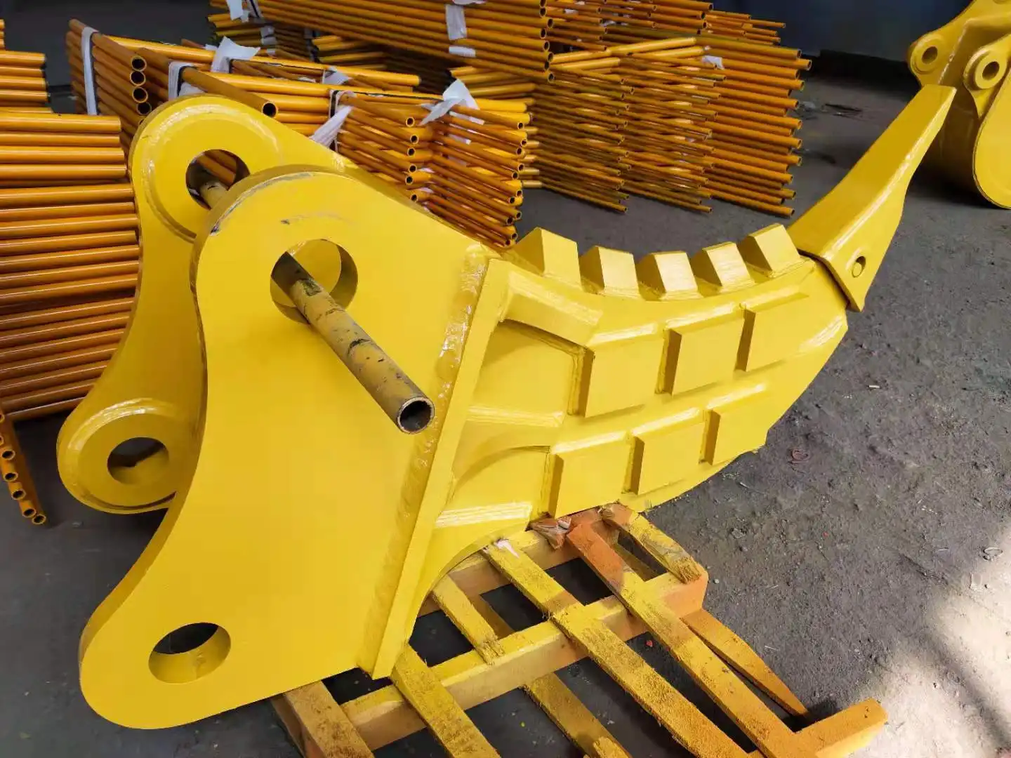 How do the excavator ripper and bucket work together?